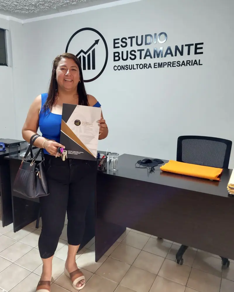 Cliente del Estudio Bustamante en la oficina de Jaén